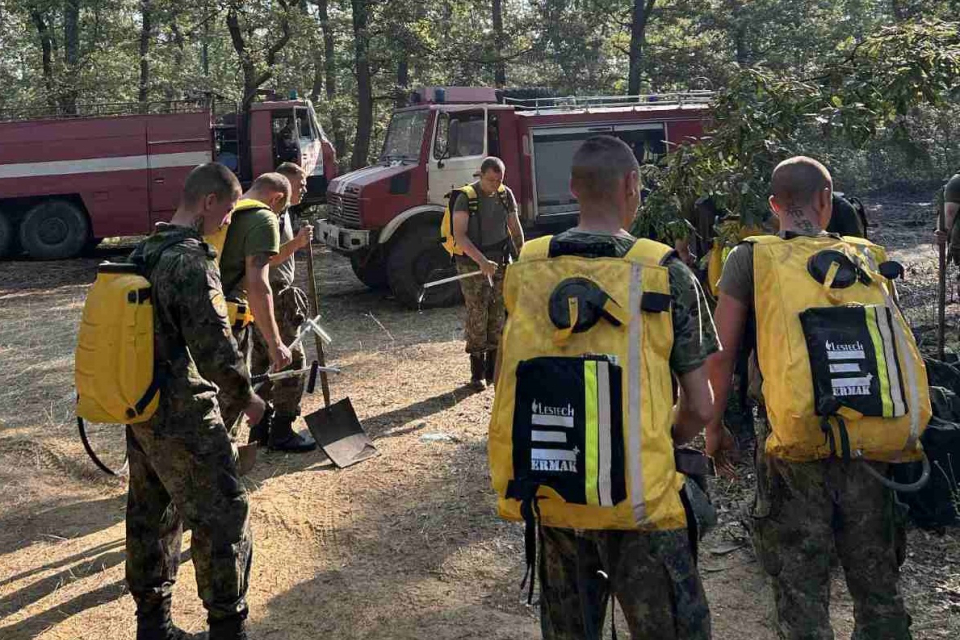Пореден модул от Сухопътните войски се включва в гасенето на пожарите в община Сунгурларе.
Тази сутрин със заповед на командира на Сухопътните войски...